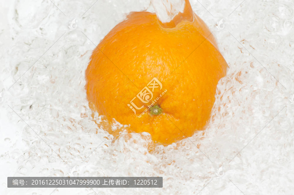 新鮮；多汁的橙子在涼爽的水中濺水；干凈的水。