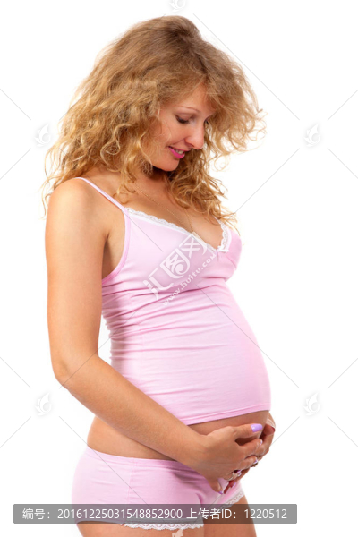 孕婦撫摸她的肚子