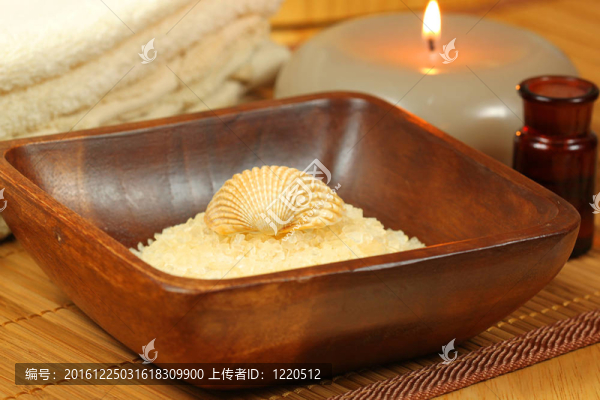 在SPA海鹽和殼