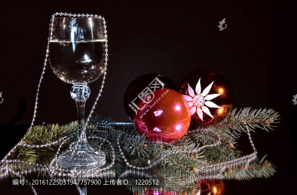 香檳酒杯和圣誕靜物。