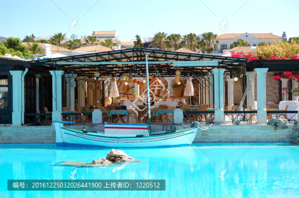 在豪華酒店的餐廳在游泳池的帆船；克里特島；希臘