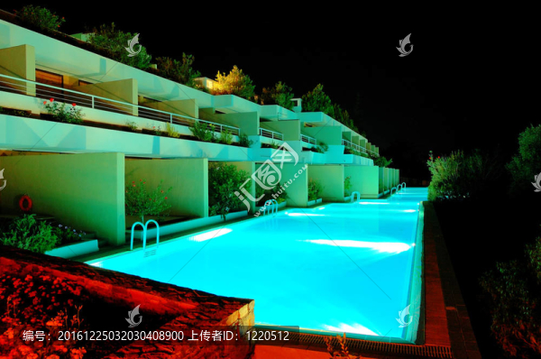 游泳池在夜間照明的豪華酒店；克里特島；希臘