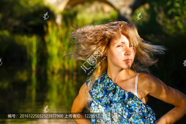 美麗的少女在河上