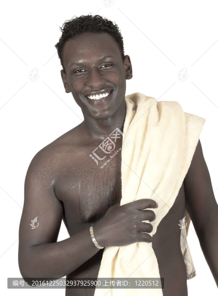 皮膚黝黑的皮膚黝黑的年輕人