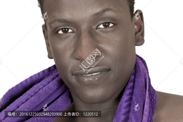 皮膚黝黑的年輕人，脖子上圍著一條毛巾