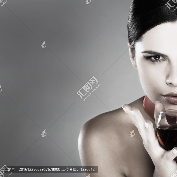 美麗的少女與酒杯