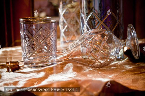 Glass,Carafe和眼鏡