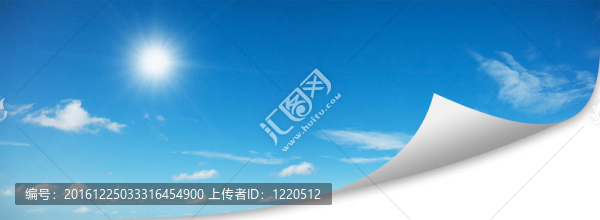 藍(lán)色的天空。具有復(fù)制空間的全景構(gòu)圖。