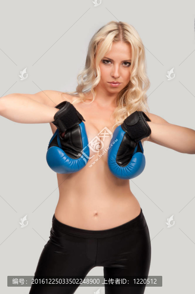戴著拳擊手套的胸部赤裸的女人