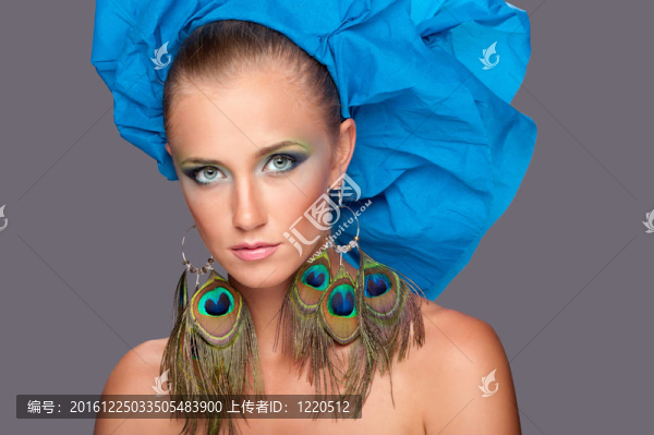 一個(gè)戴藍(lán)色帽子的女人的肖像
