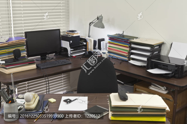 凌亂的辦公室一角