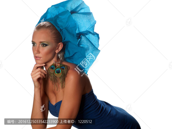 穿藍色連衣裙的女人