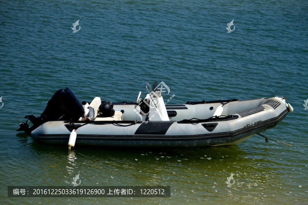 充氣橡皮艇