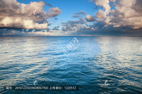 天空蔚藍(lán)的大海；風(fēng)暴；風(fēng)暴