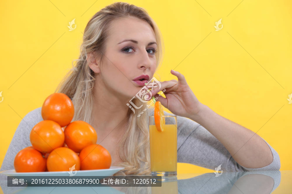 女人喝橙汁