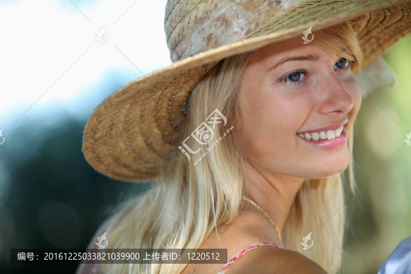 在一頂草帽夏日的女人