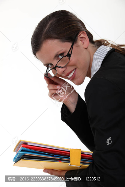 女子持文件