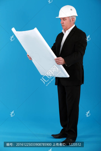 成熟的建筑師檢查他的藍(lán)圖。