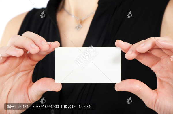 女子手持名片