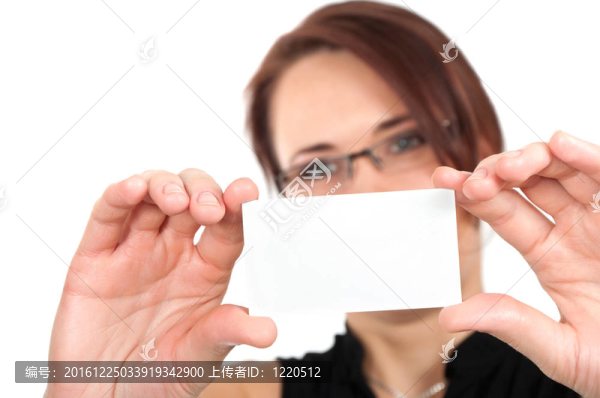 女子手捧白色空空名片
