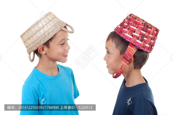用柳條筐玩雙胞胎