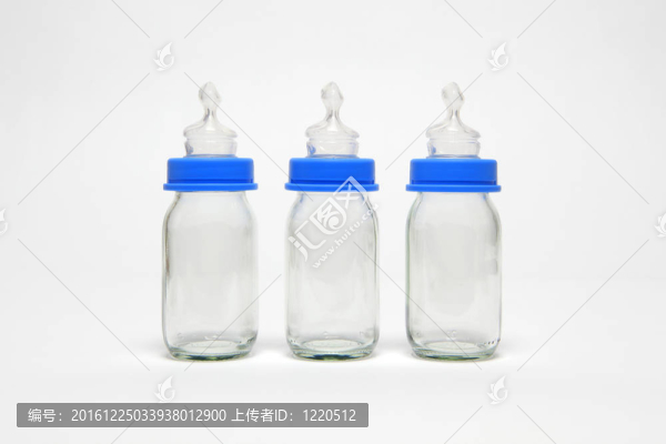 連續(xù)三個(gè)空奶瓶