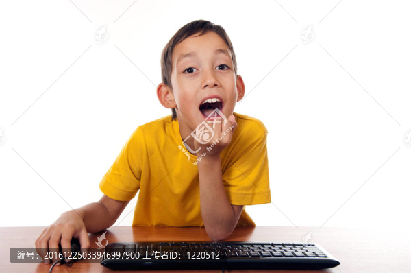 坐在電腦前的男孩