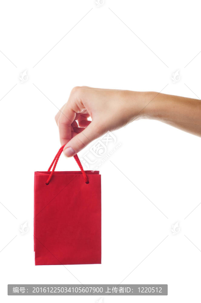 女子手持紅色禮品袋