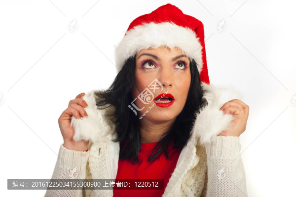 驚訝的冬天女人仰視