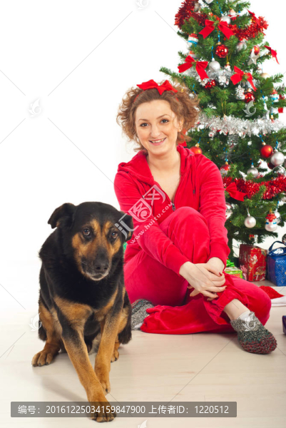 快樂的女人與有趣的狗