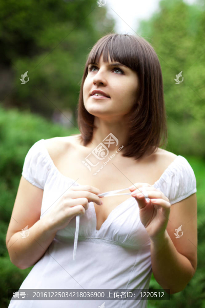 森林中的女人