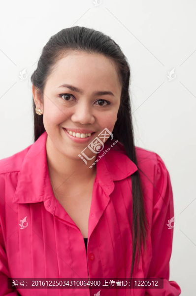 亞洲泰國(guó)美女穿紅色襯衫隔離在白色