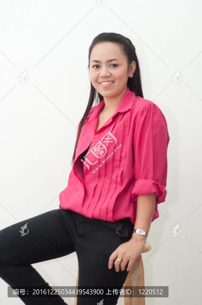 亞洲美女在隔離泰國紅衫白坐