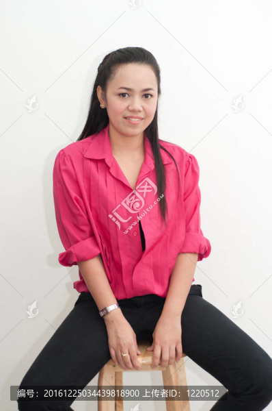 亞洲美女在隔離泰國紅衫白坐
