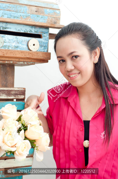 亞洲泰國美女穿紅色襯衫隔離在白色