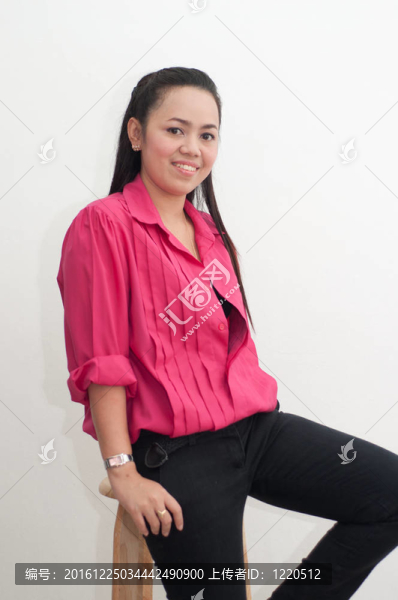亞洲美女在隔離泰國紅衫白坐
