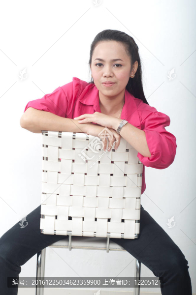 亞洲美女在隔離泰國(guó)紅衫白坐
