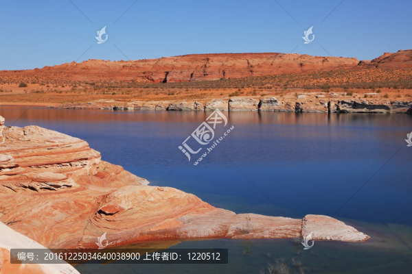 石頭沙漠和明亮的藍色水域。