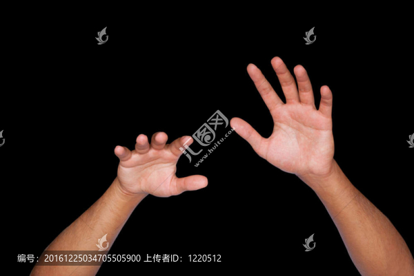 黑色背景下的男子武器抓取