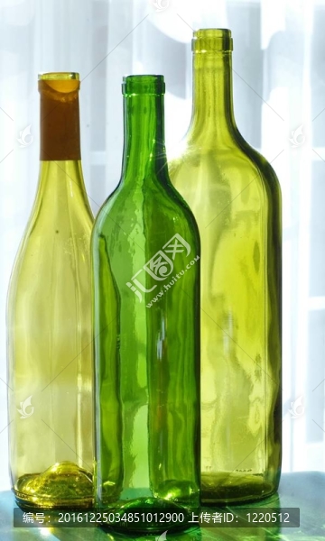三瓶葡萄酒
