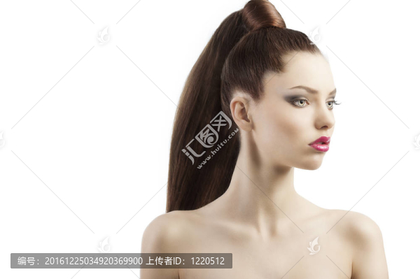 驕傲而性感的年輕女子；她已經(jīng)三個(gè)月了