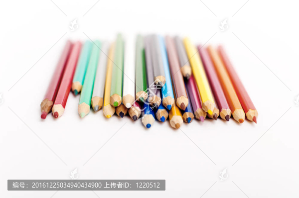 白底彩色鉛筆