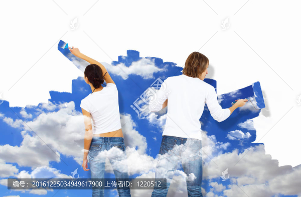 年輕夫婦一起刷油漆