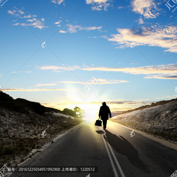 沿著路走的人