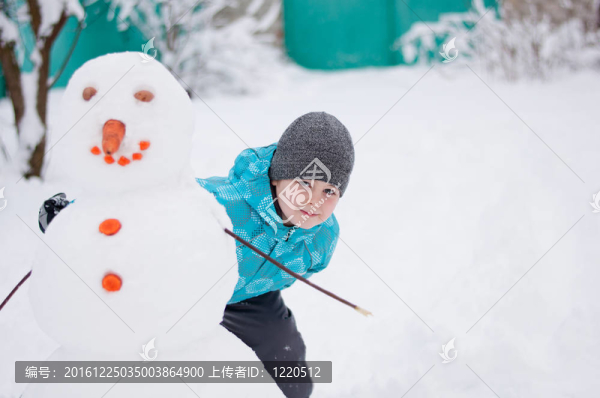 一個(gè)男孩和一個(gè)雪人-一個(gè)冬季假期