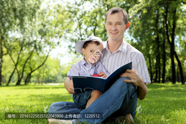 父親帶著兒子在公園里