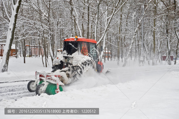 小拖拉機(jī)在公園里掃雪