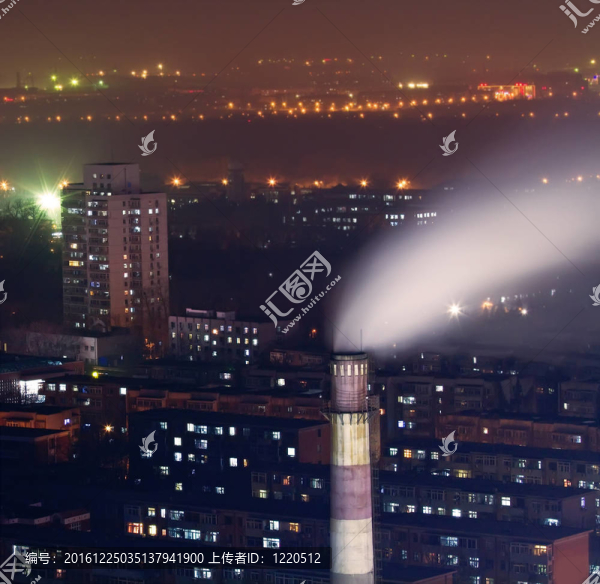 大霧地區(qū)居民區(qū)煙煙囪的夜景
