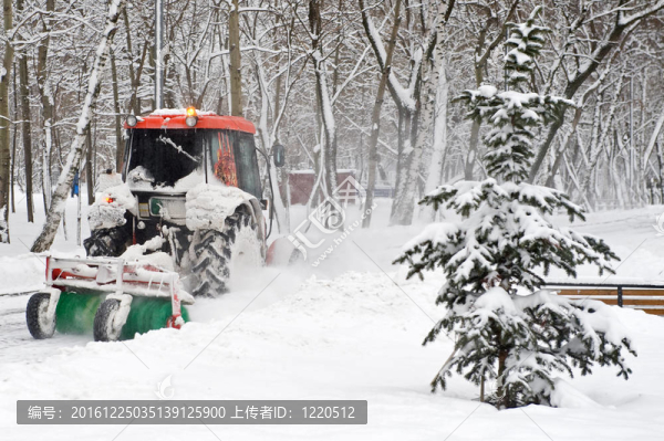 小型拖拉機(jī)除雪