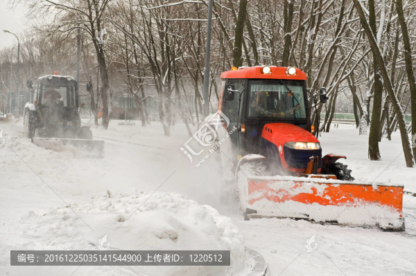 兩臺拖拉機在公園掃雪